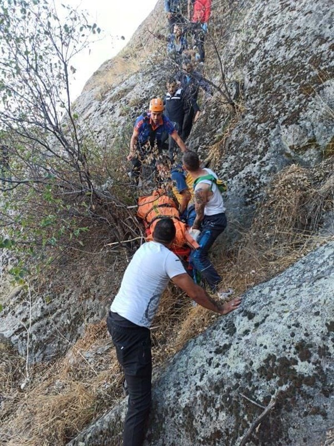 Afyon Kalesinden düşen gencin cesedini Afad indirdi