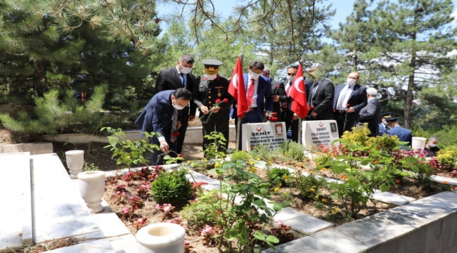 2020/08/1597047753_afyonkarahisar_valisi_goekmen_Cicek,_100_sehit_mezarinin_yenilecegini_duyurdu_5.jpeg