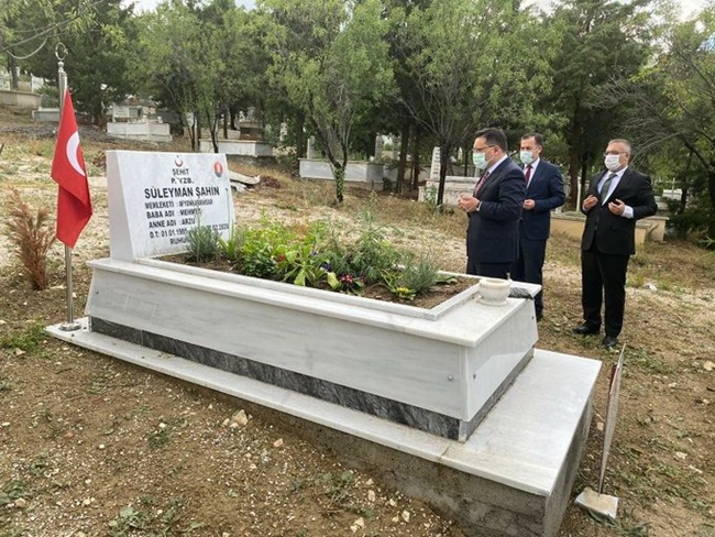 2020/08/1597047755_afyonkarahisar_valisi_goekmen_Cicek,_100_sehit_mezarinin_yenilecegini_duyurdu._4.jpeg
