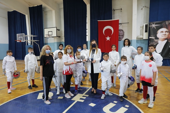 2021/09/1631520054_milli_eskrim_sporcusu_Ipek_Irem_Ulku-_kirilan_kilicini_deU_rektoru_prof._dr._nukhet_hotar-a_hediye_etti.jpeg