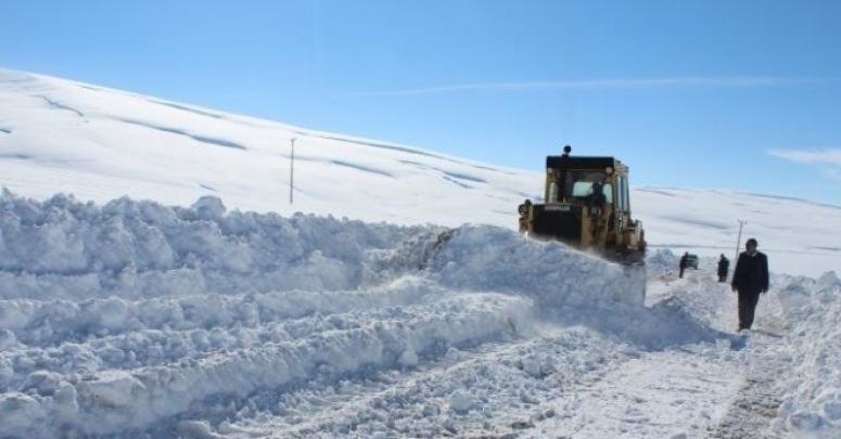 AFYON'DA KAR MÜCADELESİ DEVAM EDEN KÖY YOLLARI