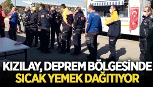 Kızılay Deprem Bölgesinde sıcak yemek dağıtıyor