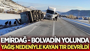 Afyon'da yağış nedeniyle kayan tır devrildi