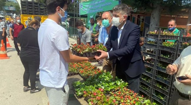 Bursa'da mezarlık ziyaretçilerine kasa kasa çiçek dağıtıldı