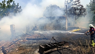 Koçarlı’da metruk ev yangınında ev kullanılamaz hale geldi