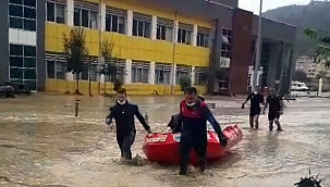 Sinop Babaçay’da ekipler 9 kişilik aileyi son anda kurtardı