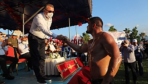 Yıldıray Akın’ı yenen Ali Gürbüz kemeri beline taktı
