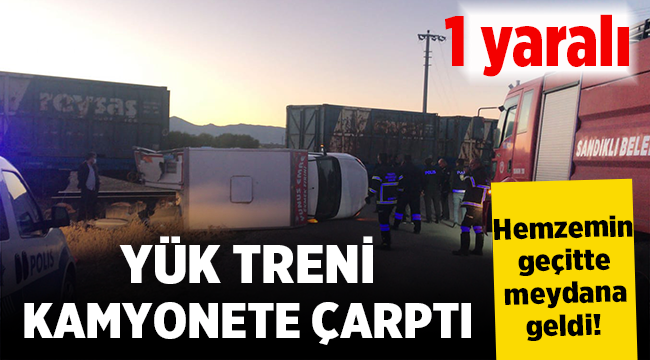 Sandıklı'da yük treni hemzemin geçitte kamyonete çarptı