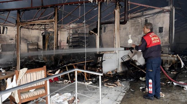 Kuşadası'nda prefabrik çarşıda yangın çıktı