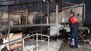 Kuşadası'nda prefabrik çarşıda yangın çıktı