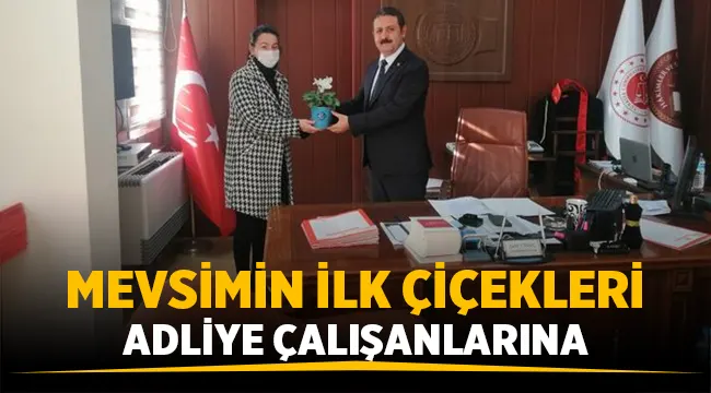 Sandıklı Adliye çalışanlarına çiçek hediye edildi