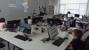 Küçük öğrenciler Adım Adım Kodlama Atölyeleri’nde gelişiyor