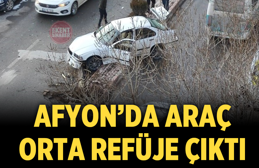 Afyon’da kontolden çıkan otomobil orta refüje çıktı!