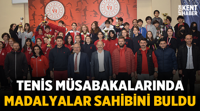 Afyonda tenis müsabakalarında madalyalar sahibini buldu