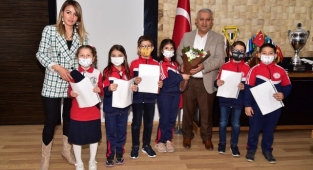 Çocuklar hazırladıkları soruları Başkan Zeybek'e sordu!