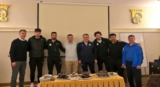 Afjet Afyonspor'da futbolcular için doğum günü pastası kesildi