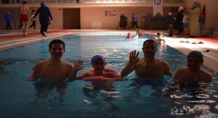 Afyon'da Olimpik yüzme havuzunda yüzme etkinliği düzenlendi