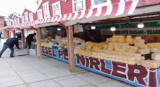 Afyon Merkezindeki Cumhuriyet/Zafer Meydanı, Ramazan Pazarı ile Canlanıyor