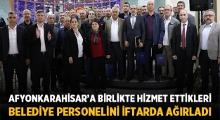 Afyonkarahisar'a birlikte hizmet ettikleri belediye personelini iftarda ağırladı