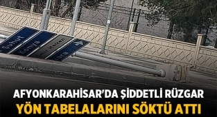 Afyonkarahisar'da şiddetli rüzgar yön tabelalarını söktü attı