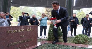 Babacan'dan Özal'ın kabrine ziyaret