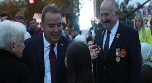 Başkan Böcek belediye personeli ile iftarda buluştu