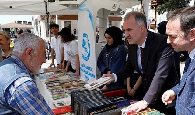 Dünya Kitap Hediye Etme Gününde 2 Bin Kitap Dağıtıldı