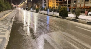 Emirdağ Belediyesi temizlik ekipleri caddeleri pırıl pırıl yaptı