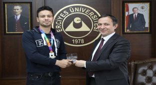 ERÜ Rektörü Çalış'a Basketbol Erkek Takımından ziyaret 
