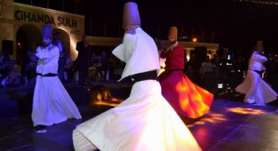 İftardan sonra Semazenler sahne aldı