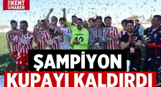 Şampiyon Emirdağspor kupayı kaldırdı