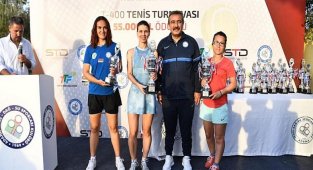 Şampiyon tenisçiler kupalarını aldı