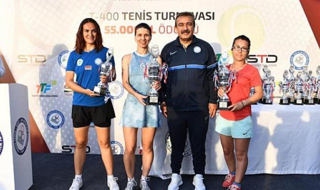 Şampiyon tenisçiler kupalarını aldı