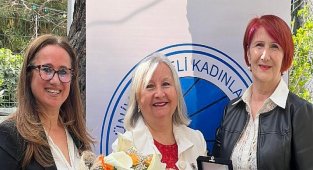 Türk Üniversiteli Kadınlar Derneği İzmir Karşıyaka Şubesi, bu yılki “Yöresine Değer Katan Kadın” ödülüne, KİT-VAK Yönetim Kurulu Başkanı İklil Ulueren’i layık gördü.