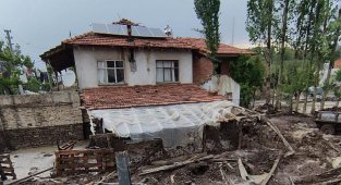 Korkuteli'nde sağanak yağış 2 mahallede su baskınlarına neden oldu 