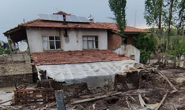Korkuteli'nde sağanak yağış 2 mahallede su baskınlarına neden oldu