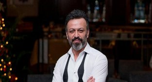 Serhat Kılıç’ın tek kişilik oyunu MÜZİKOMAN-Saçmalıklar Çağı, 8 Haziran'da Zorlu PSM touché'de sahnelenecek