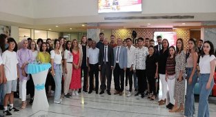 Antalya Büyükşehir'in genç gönüllüleri sertifika aldı