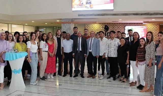 Antalya Büyükşehir'in genç gönüllüleri sertifika aldı