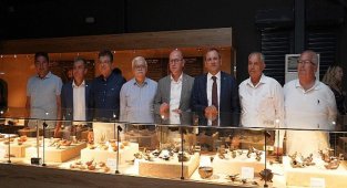 Ayvalık Anadolu Uygarlıkları Müzesi Kırlangıç Yaşam Merkezi'ndeki binada sanatseverlerle buluştu