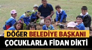 Döğer Belediye Başkanı, çocuklarla fidan dikti