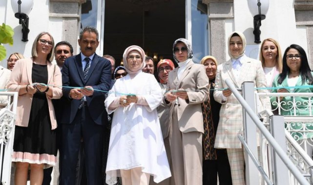 Emine Erdoğan'dan İzmir'de 'Enstitü' açılışı