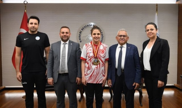 En özel Cemre şampiyonluğa düştü
