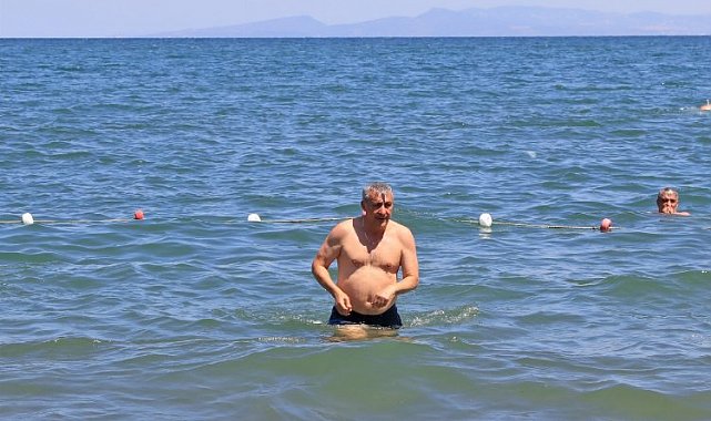 İzmir Güzelbahçe'de Başkan İnce mavi bayrağı tescilledi... Denize giren ilk başkan oldu