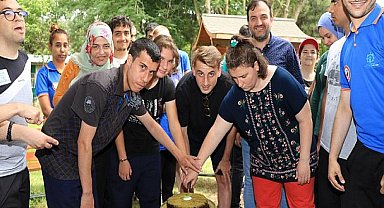Özel öğrencilere yıldız futbolcu Kerem Aktürkoğlu’dan ziyaret