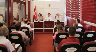 Seferihisar Belediyesi’nin izinsiz gece pazarı girişimi belediye meclisinde gündeme geldi