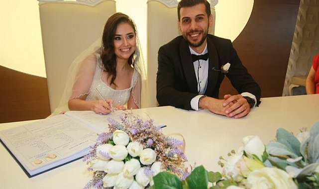 Hatay'dan İzmir'e tedavi için gitti... Hasta hemşire aşkında mutlu imza atıldı