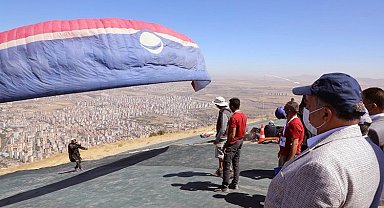 Ali Dağı'nda yamaç paraşütü heyecanı