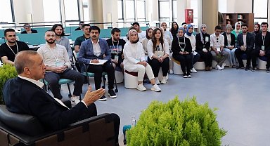 Cumhurbaşkanı Erdoğan, kütüphane açılışı sonrası gençlerle bir arada