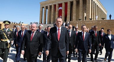 Devlet erkanından Anıtkabir ve Devlet Mezarlığı'na ziyaret